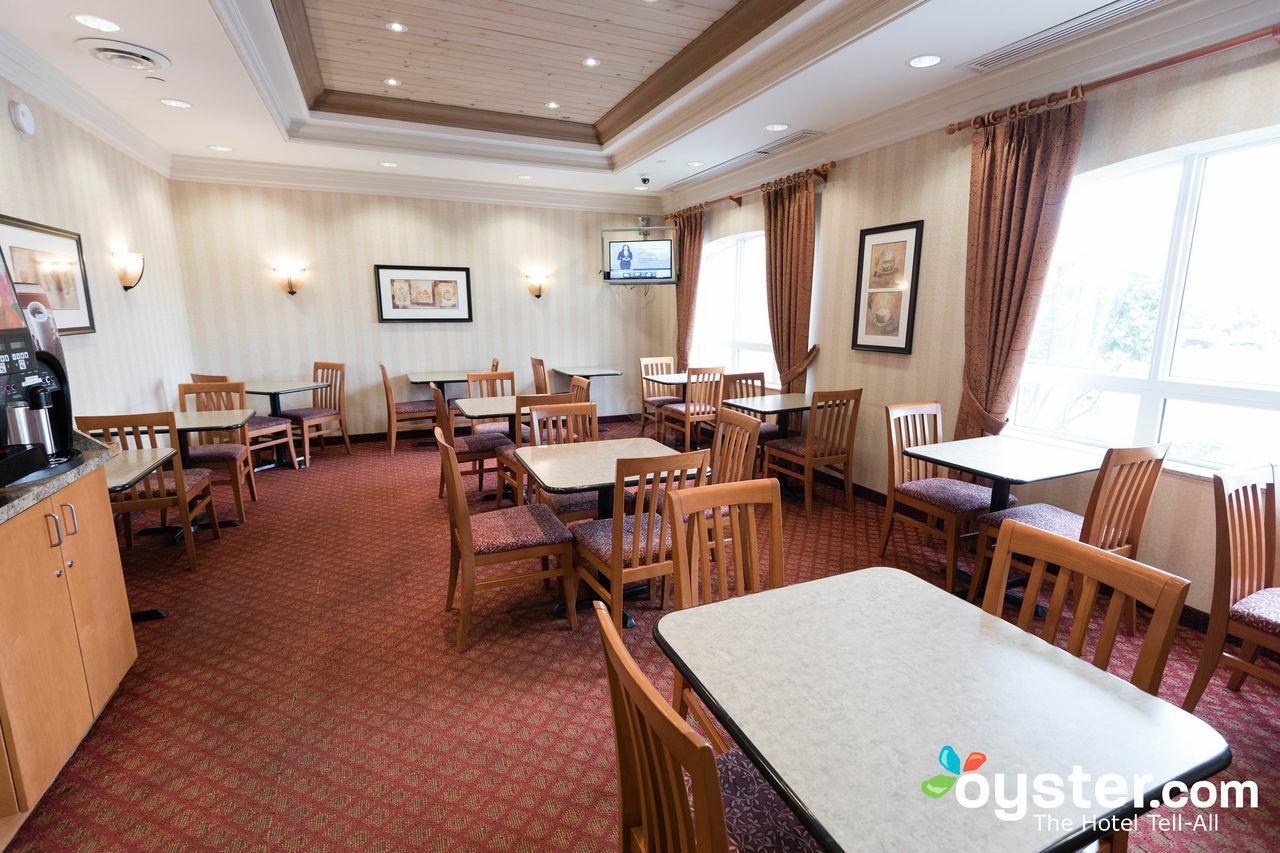 Days Inn & Suites By Wyndham Collingwood Exterior photo
